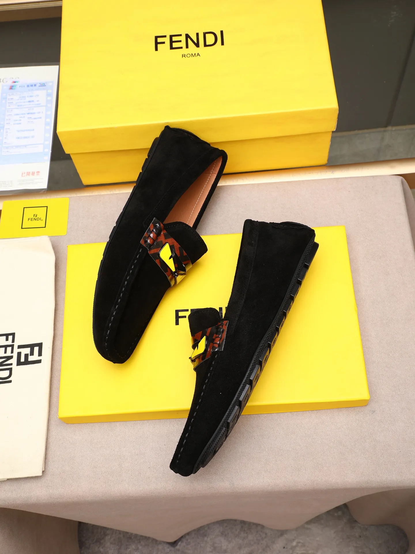 Men's shoes 💰400💰[FENDI] The little monster of Fendi F family, which is popular all over the world, is coming in a big way, the latest color, driving slip-on loafers, avant-garde and versatile fashion men's shoes, bun shoes, bean shoes👌👌👌 Private mold opening, 1:1 reproduction... The upper is made of first-layer cowhide, and the first-layer pigskin lining... is extremely comfortable, fashionable, simple, atmospheric and personalized [color] The side of the shoe is more refined, and the overall effect is handsome [ Turn in a circle][Turn in a circle]💭This hardware monster with eyes is not the popular version on the market🚳🚳Compared with the old model, it is more trendy, eye-catching and more classy🔰This summer, the little monster will subvert the old ideas and share the fashion with you🔱A must-have for fashionistas! Must keep it for yourself! Online outsole, high-end quality workmanship. Color: black, blue, white, red. Matching code: 38-44 (45 46 47 customized) (standard leather shoe size)